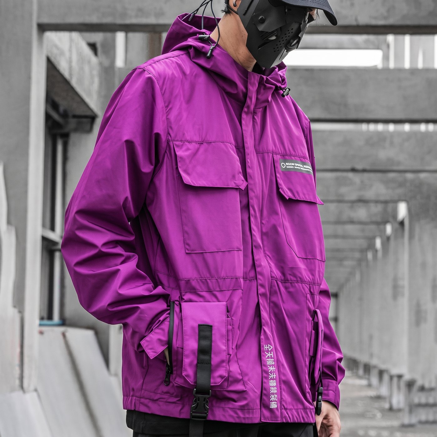 Modelo con la chaqueta morada, vista frontal de tres cuartos